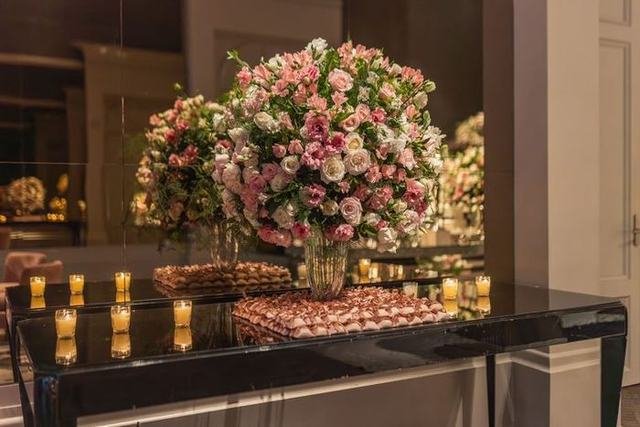 Decorated table with a floral centerpiece at a Memory Makers event