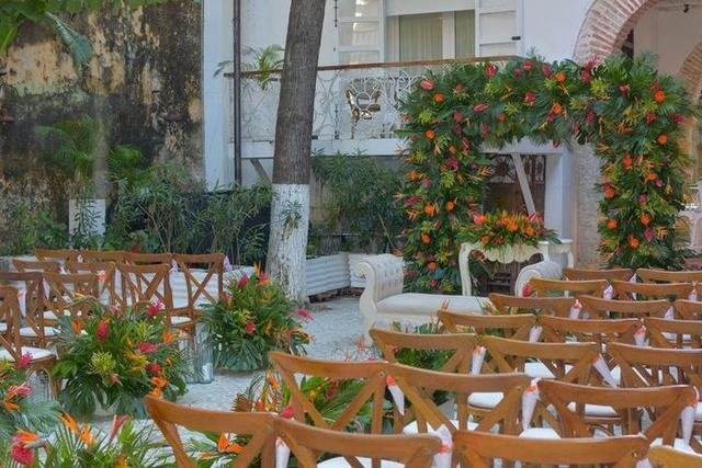 Fairy-light dinner arrangement under open sky